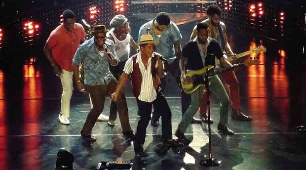 Bruno Mars tang 7 dong ho nam vang gia 55.000 USD cho ban nhac hinh anh