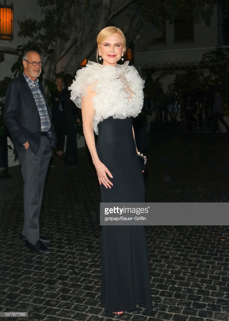 Phong cách mặc táo bạo của ca sĩ Rihanna ảnh 2 Phong cach mac tao bao cua ca si Rihanna anh 2