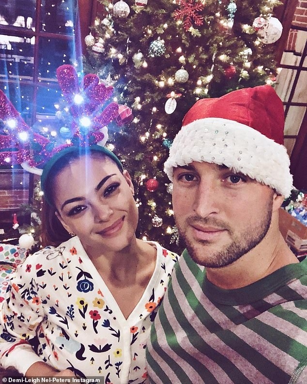 Hoa hau Hoan vu 2017 dinh hon Tim Tebow anh 2