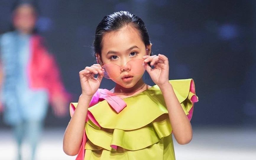 Be Khanh An tao dang, di catwalk giong sieu mau Coco Rocha hinh anh