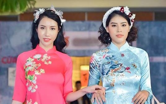 BST ao dai Tet cua Van Thanh Cong: Sen va ruom ra hinh anh