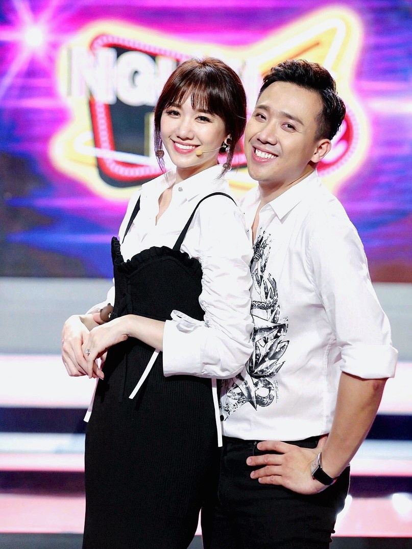 Tran Thanh mac ao so mi hoa tiet anh 1