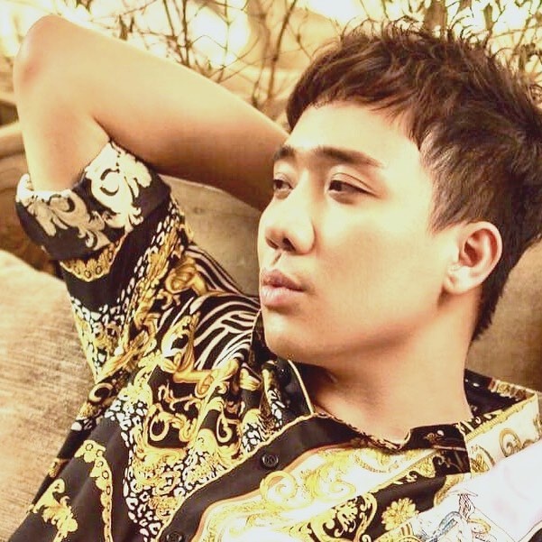 Tran Thanh mac ao so mi hoa tiet anh 5