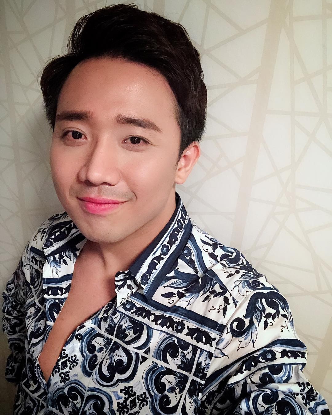 Tran Thanh mac ao so mi hoa tiet anh 4