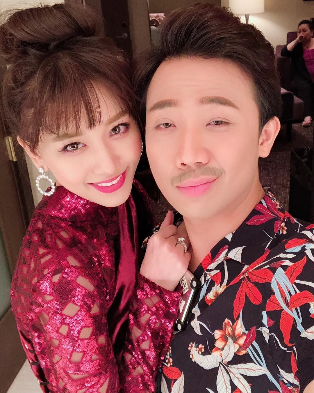 Tran Thanh mac ao so mi hoa tiet anh 7