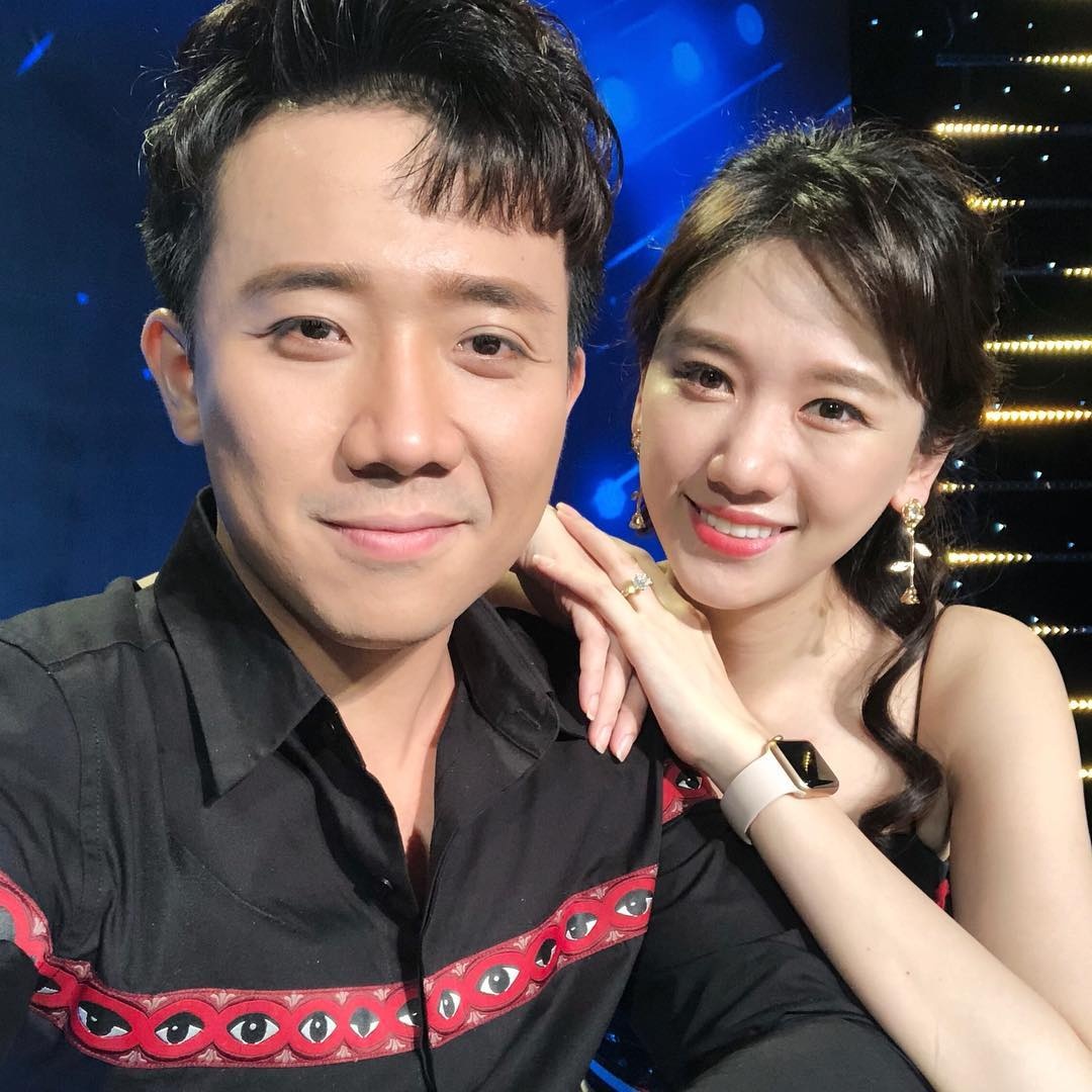 Tran Thanh mac ao so mi hoa tiet anh 6