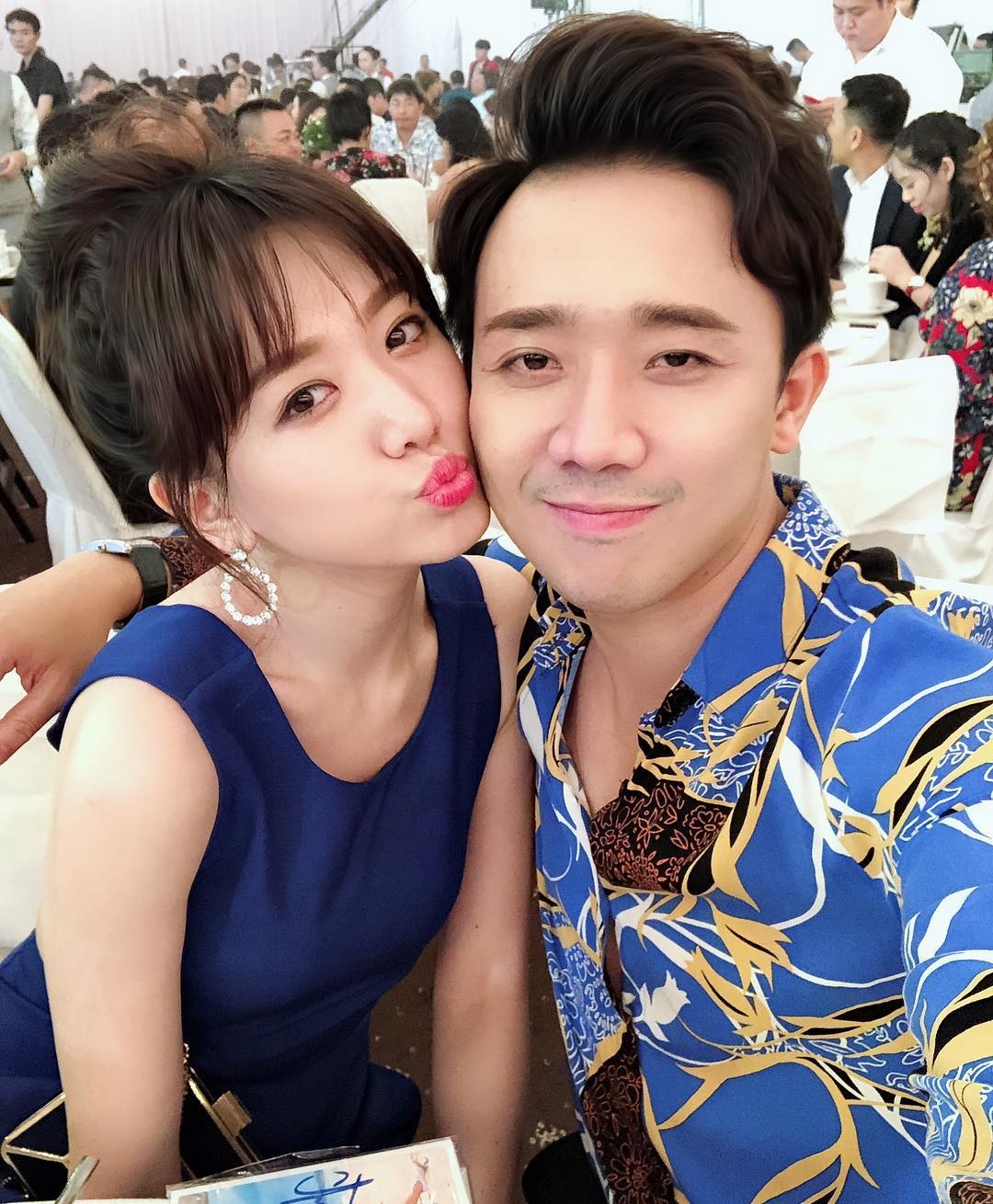 Tran Thanh mac ao so mi hoa tiet anh 3