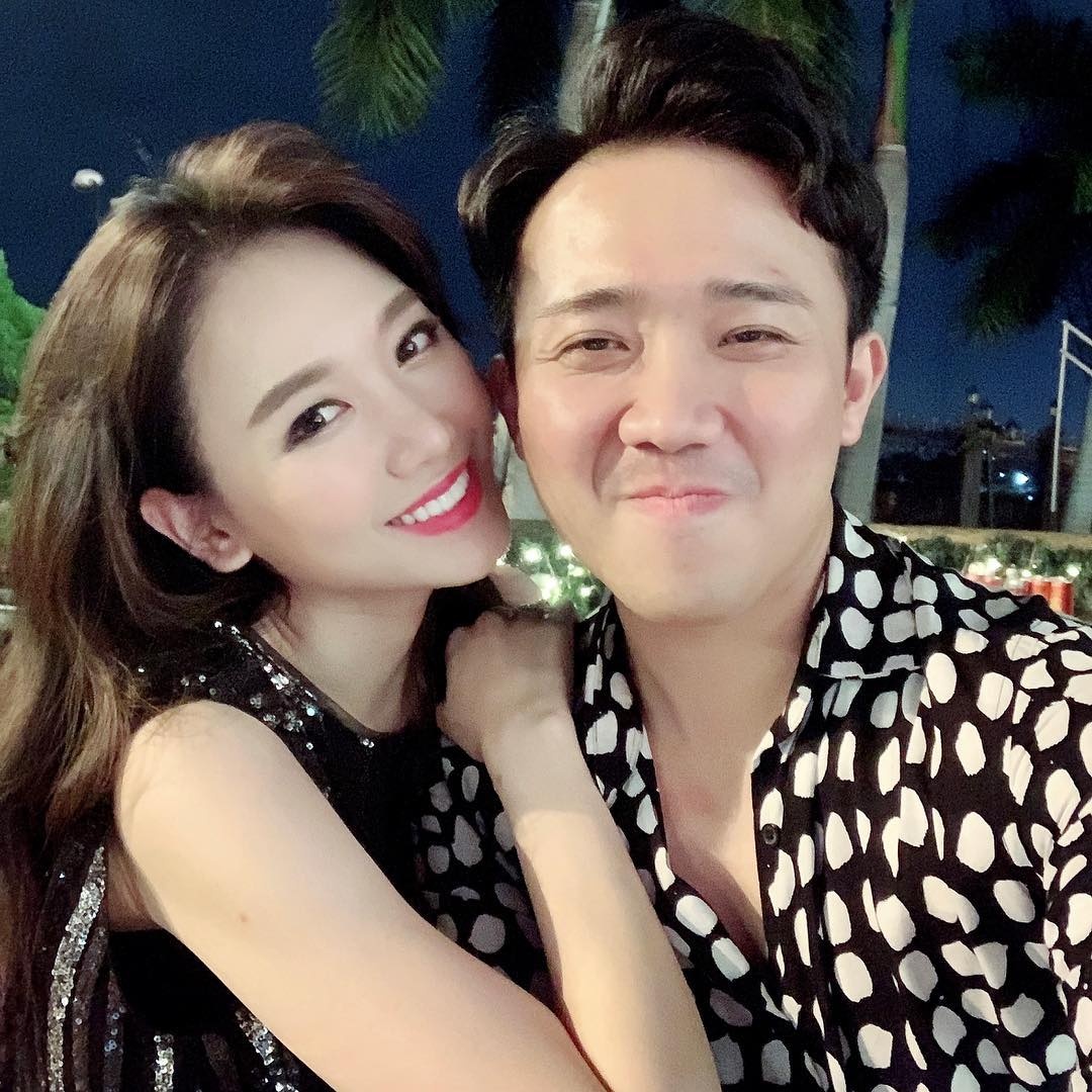 Tran Thanh mac ao so mi hoa tiet anh 8