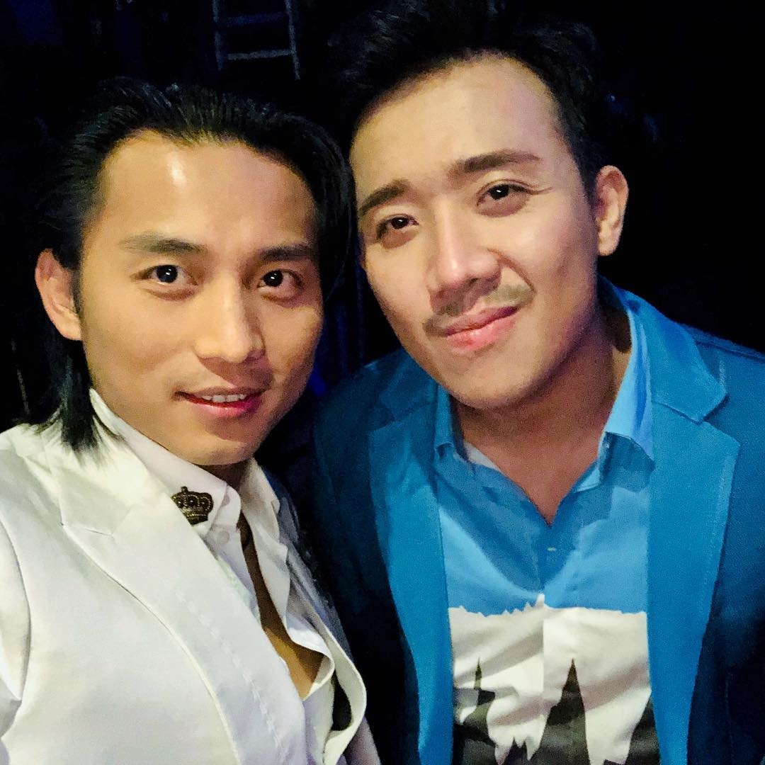 Tran Thanh mac ao so mi hoa tiet anh 9