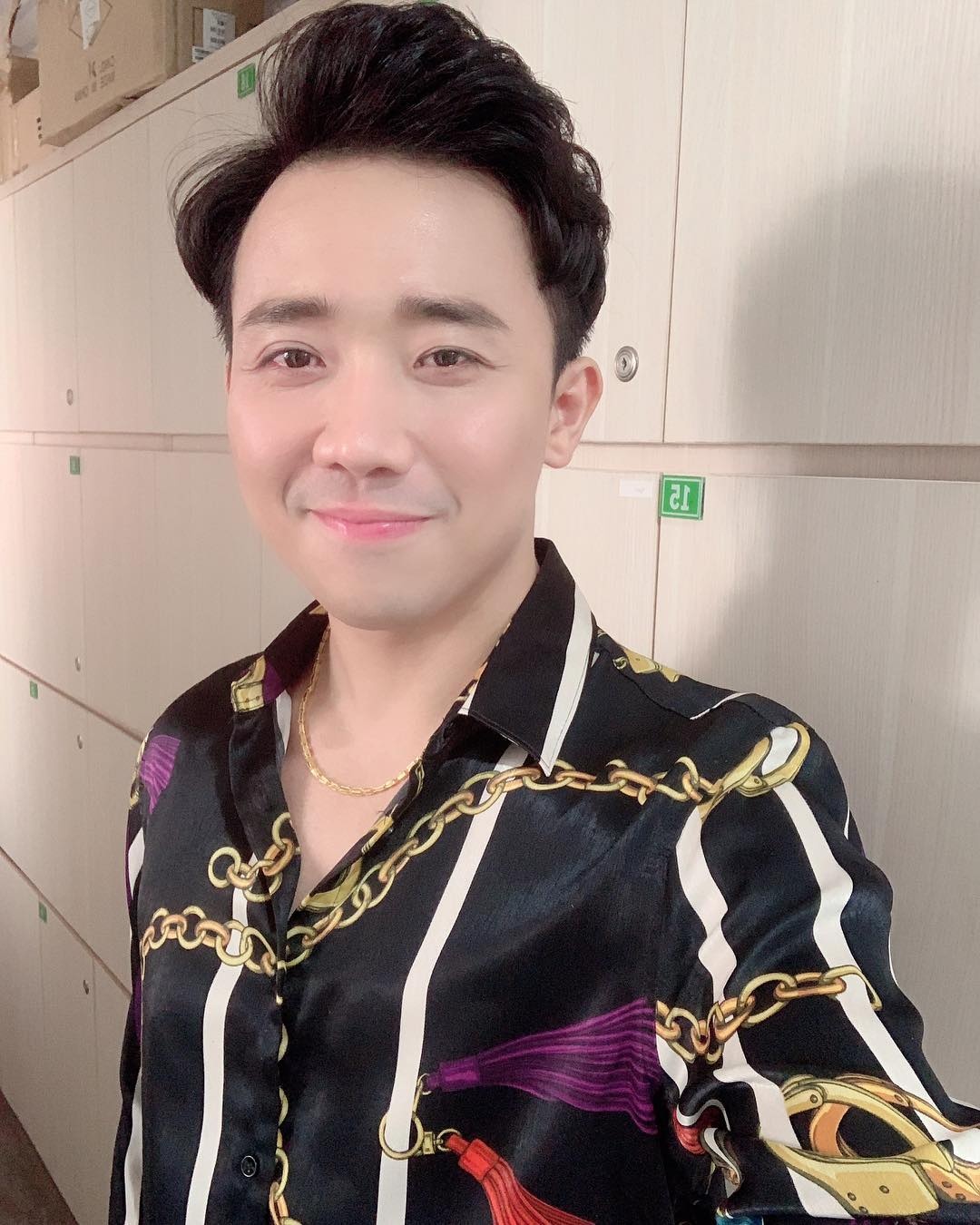 Tran Thanh mac ao so mi hoa tiet anh 2