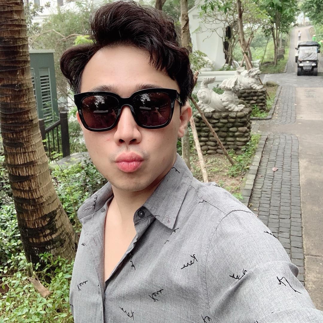 Tran Thanh mac ao so mi hoa tiet anh 10