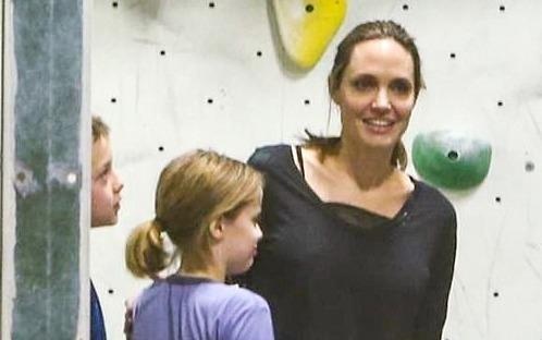 Angelina Jolie dua cac con di choi giua tin Brad Pitt co tinh moi hinh anh