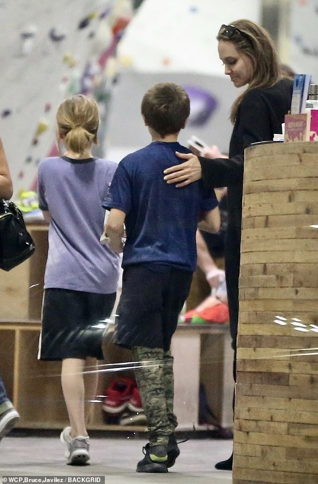 Angelina Jolie dan cac con di choi anh 3