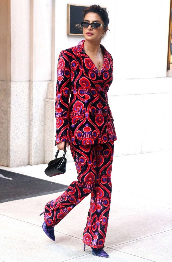 Street style cua vo Nick Jonas anh 2