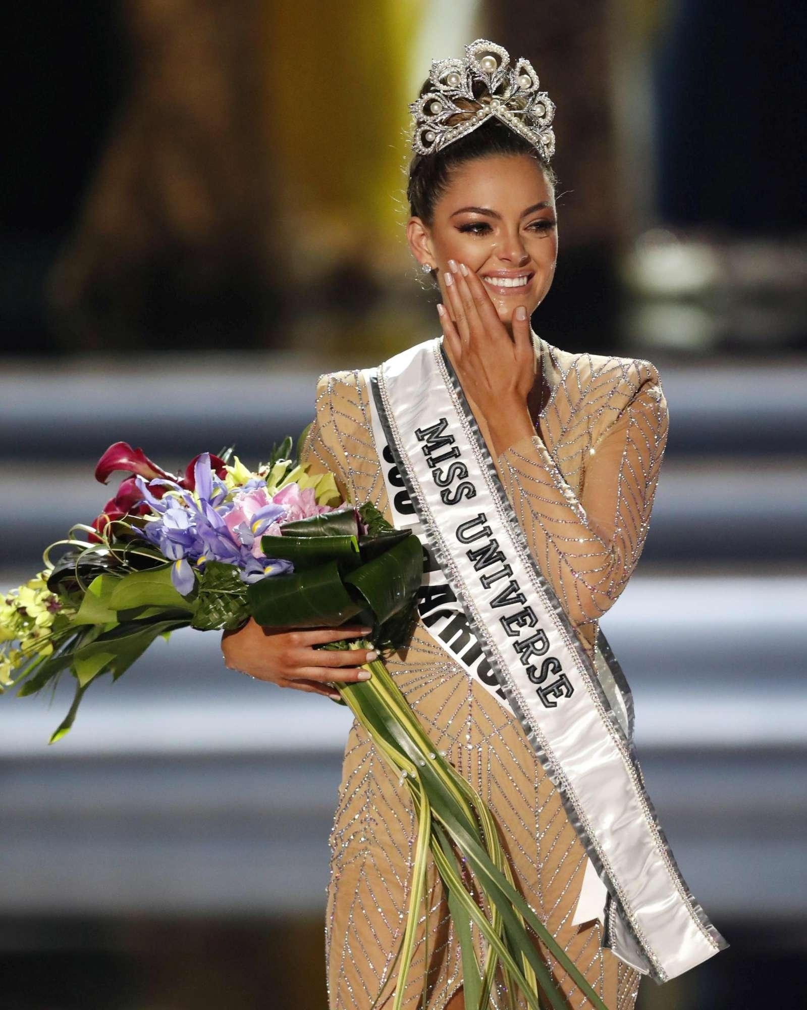 Co gai thang giai Timeless Beauty cac nam qua anh 3