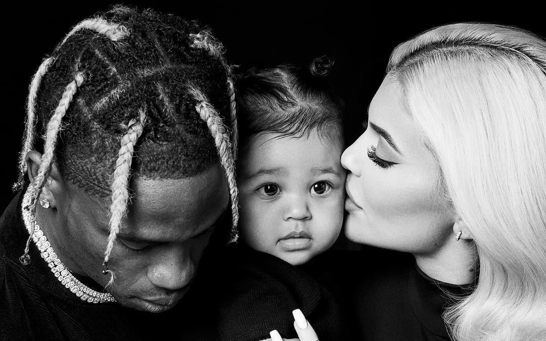 Vo chong Kylie Jenner hanh phuc don sinh nhat dau tien cua con gai hinh anh