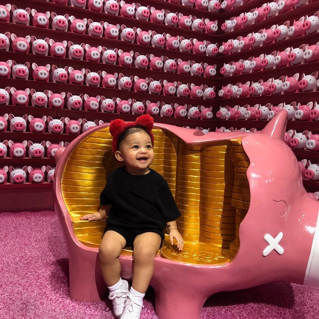 Kylie Jenner don sinh nhat 1 tuoi cua con gai anh 4