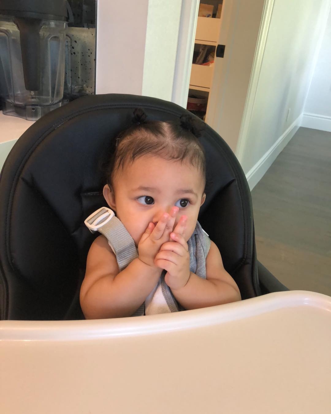 Kylie Jenner don sinh nhat 1 tuoi cua con gai anh 6