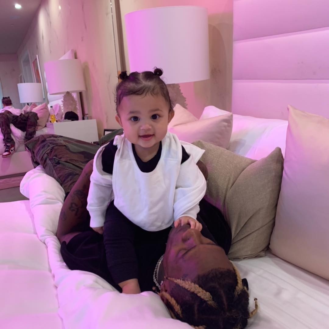 Kylie Jenner don sinh nhat 1 tuoi cua con gai anh 3