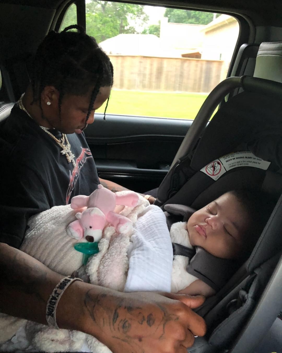 Kylie Jenner don sinh nhat 1 tuoi cua con gai anh 5