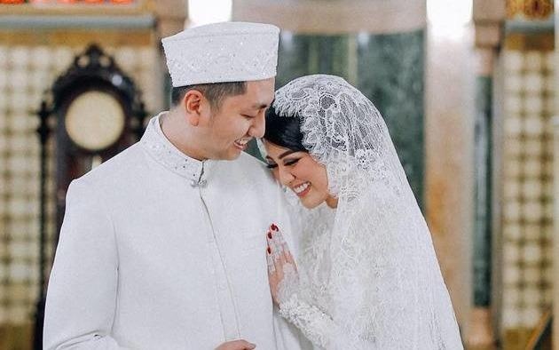 Hoa hau Hoa binh Quoc te 2016 cuoi con trai Thong doc Indonesia hinh anh