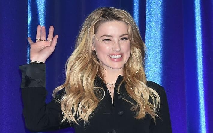 Amber Heard khoe chan dai tai su kien quang ba 'Aquaman' o Nhat hinh anh