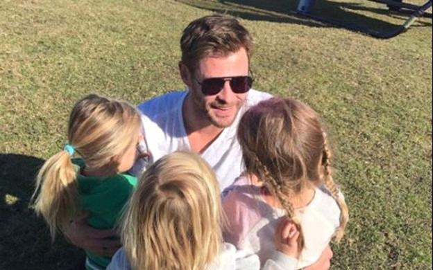 Cac con cua 'Thor' Chris Hemsworth khong quan tam viec ba me noi tieng hinh anh