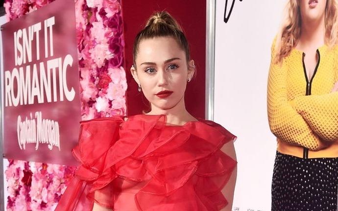 Miley Cyrus dep ruc ro, thay chong Liam Hemsworth du ra mat phim hinh anh
