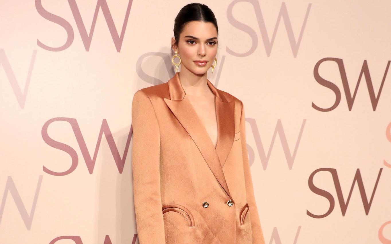 Miley Cyrus, Kendall Jenner mac suit xe nguc tao bao nhat tuan qua hinh anh