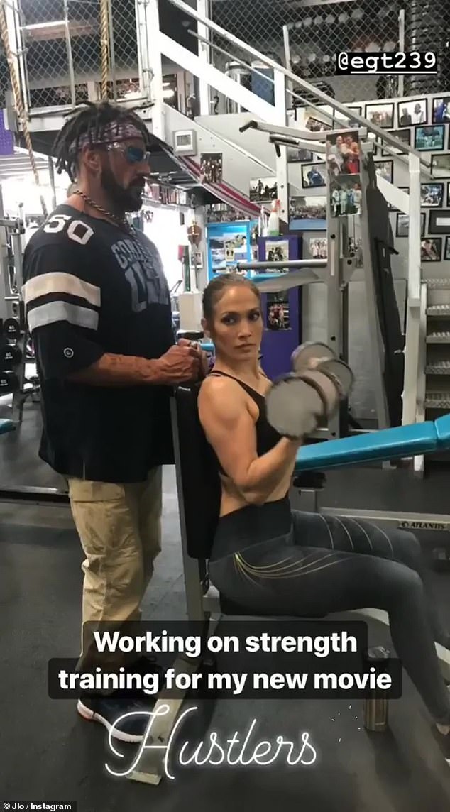 Jennifer Lopez khoe body trong clip múa cột ảnh 2 Jennifer Lopez khoe body trong clip mua cot anh 2