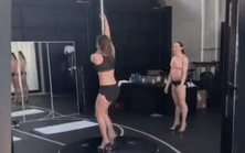 Jennifer Lopez khoe dang nong bong trong clip mua cot khi gan 50 tuoi hinh anh