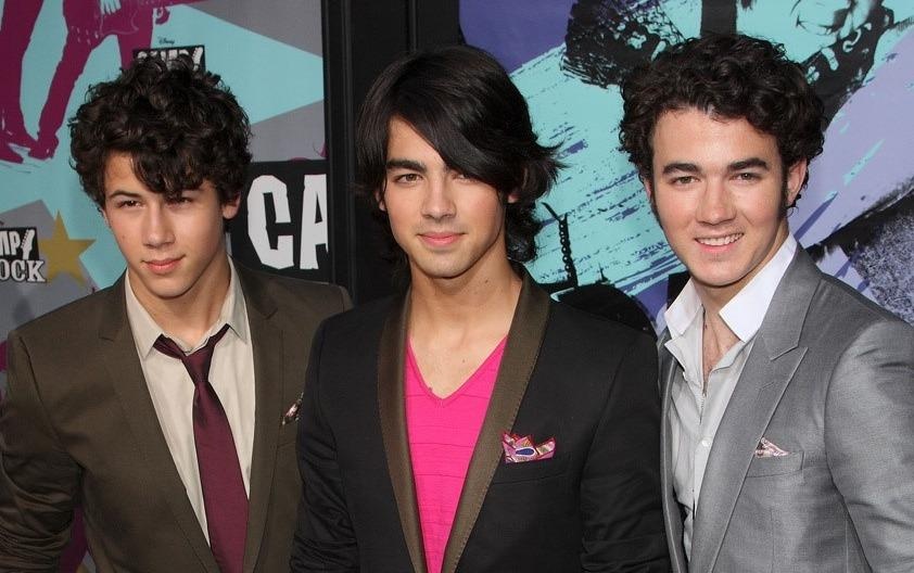 Hau ket hon Hoa hau, Nick Jonas tai hop voi anh em Jonas Brothers hinh anh