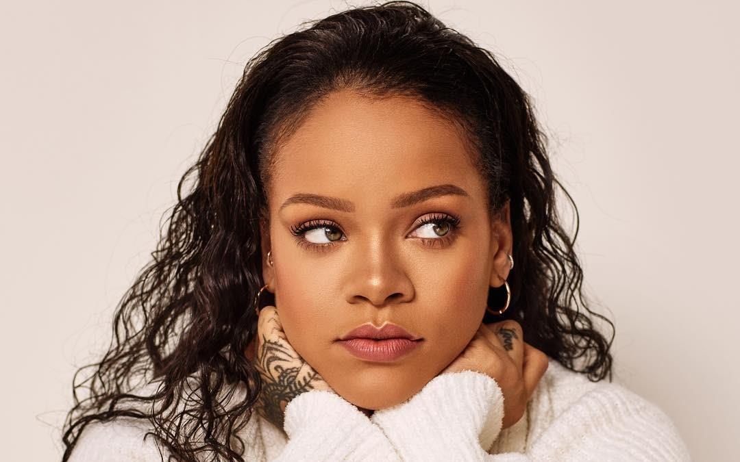 Rihanna tuoi 31: Doi chan mua bao hiem trieu USD, co 23 hinh xam hinh anh