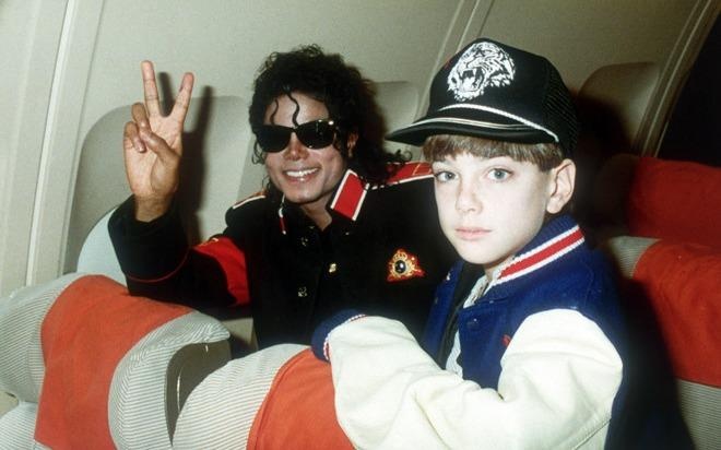 Dai dien Michael Jackson khoi kien nha phat hanh phim to au dam hinh anh