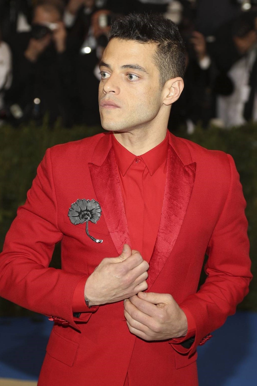 Phong cach thoi trang cua Rami Malek anh 5