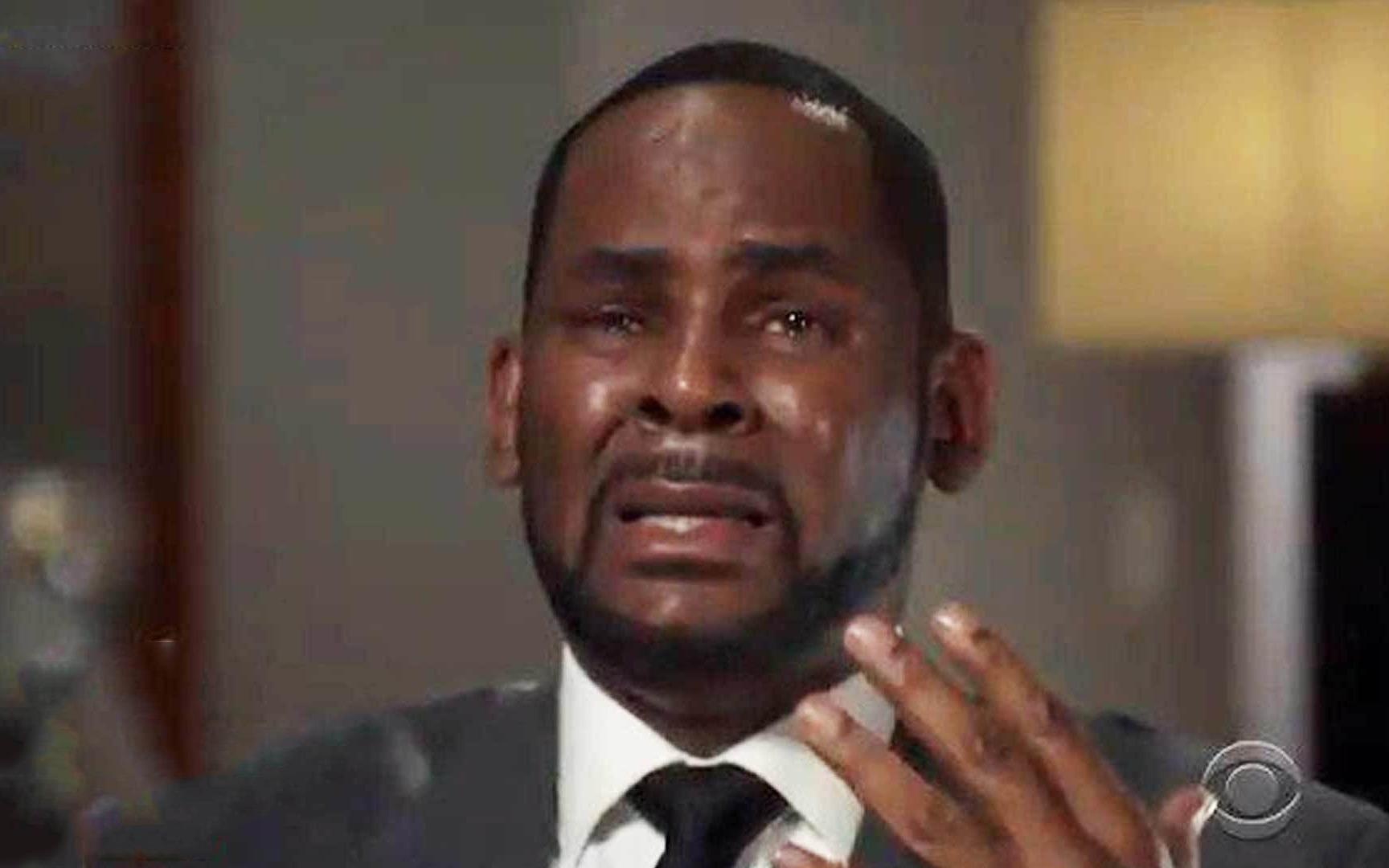 R. Kelly la het, khoc nuc no khi noi ve cao buoc quay roi tinh duc hinh anh