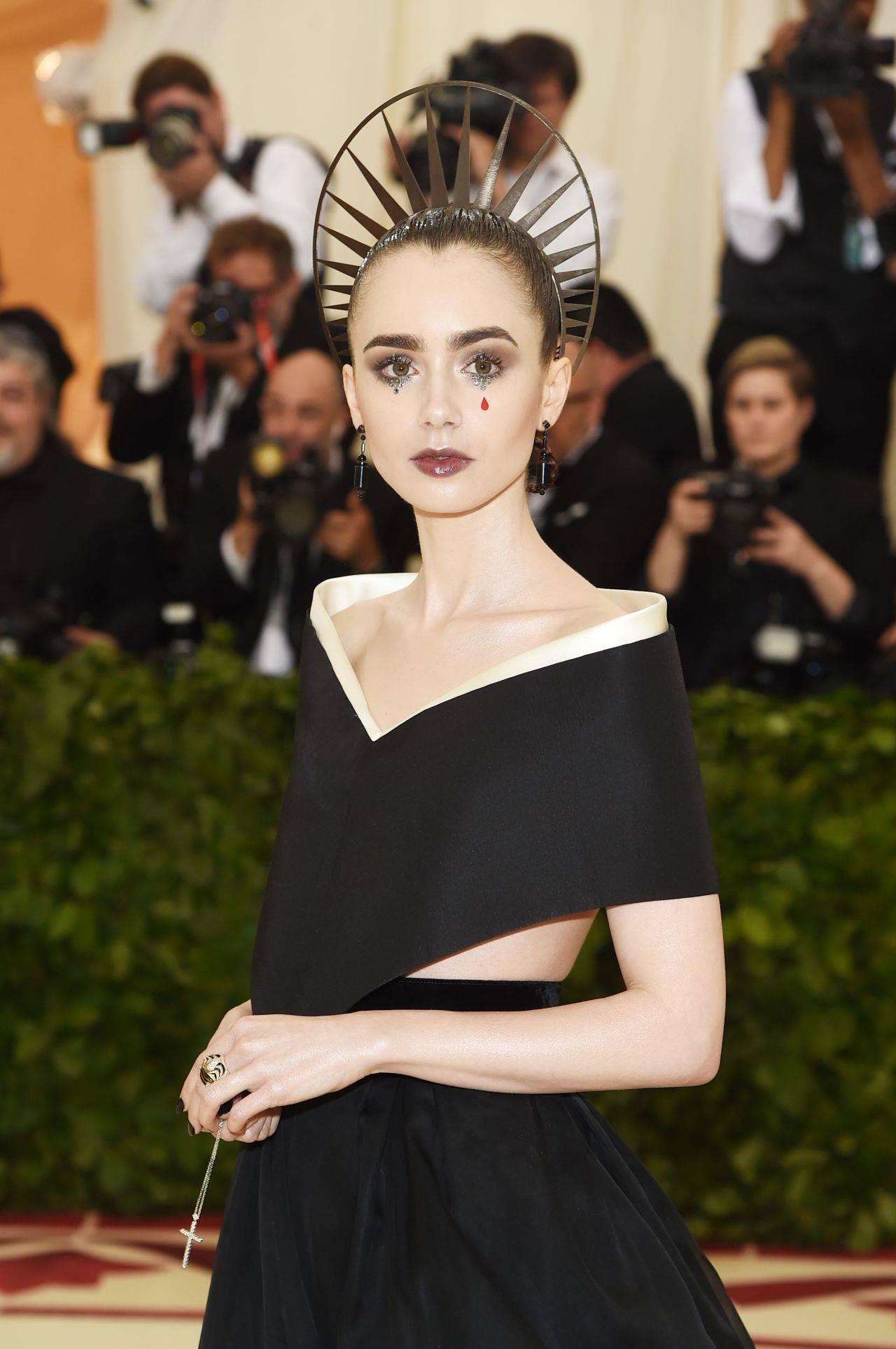 Lily Collins tuoi 30 anh 7