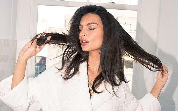 Cung nguoi mau Emily Ratajkowski cham soc da va toc ban dem hinh anh