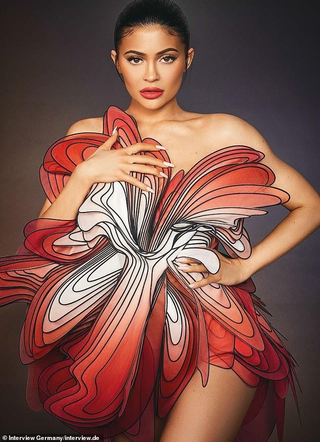 Kylie Jenner giau co tu than anh 7