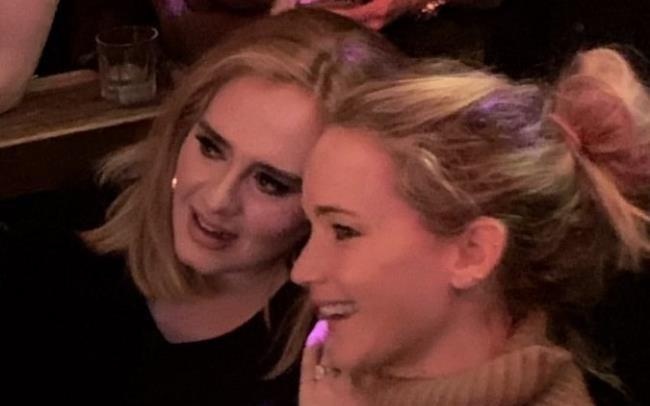 Adele va Jennifer Lawrence vui ve tai bar danh cho nguoi dong tinh hinh anh