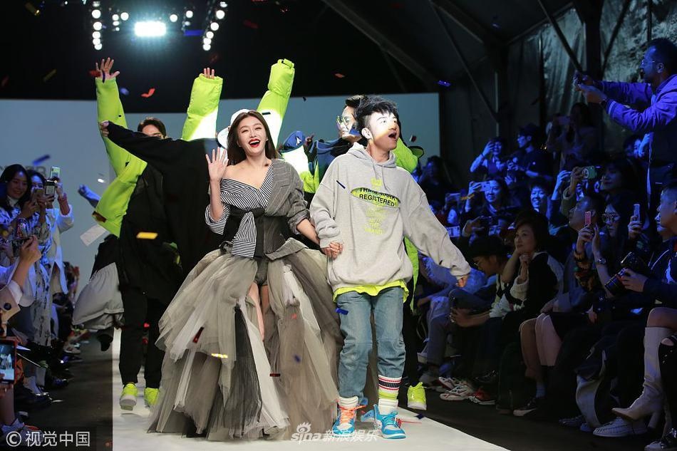 Phú sát hoàn hậu đi catwalk  ảnh 3 Phu sat hoan hau di catwalk anh 3