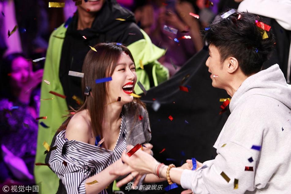 Phú sát hoàn hậu đi catwalk  ảnh 4 Phu sat hoan hau di catwalk anh 4