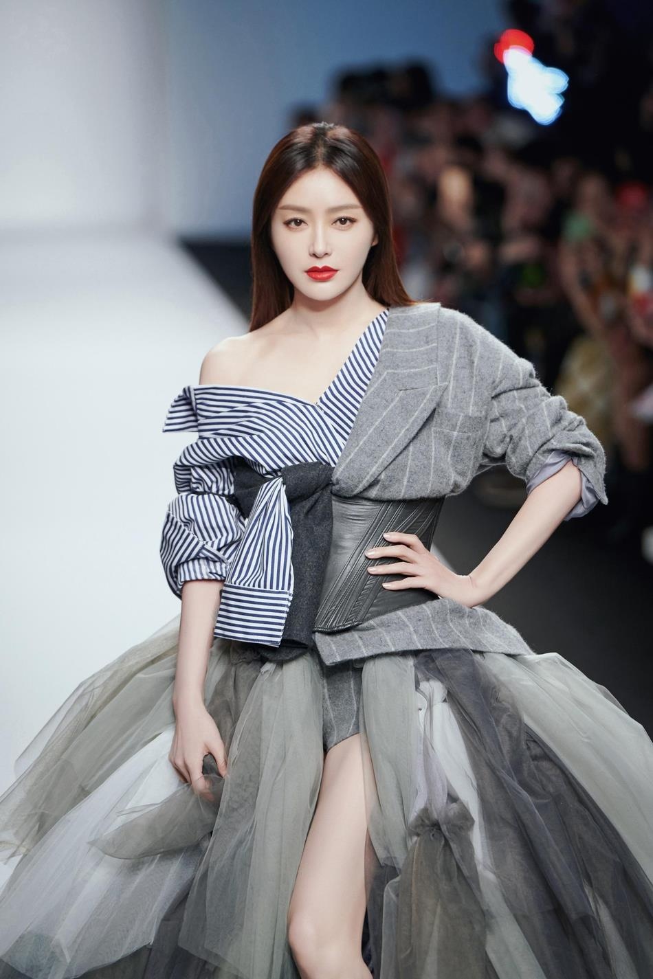 Phú sát hoàn hậu đi catwalk  ảnh 1 Phu sat hoan hau di catwalk anh 1