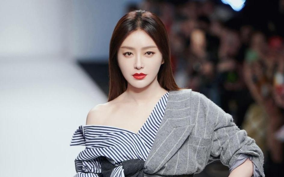 'Phu Sat hoang hau' Tan Lam duoc khen cuon hut khi tro tai catwalk hinh anh