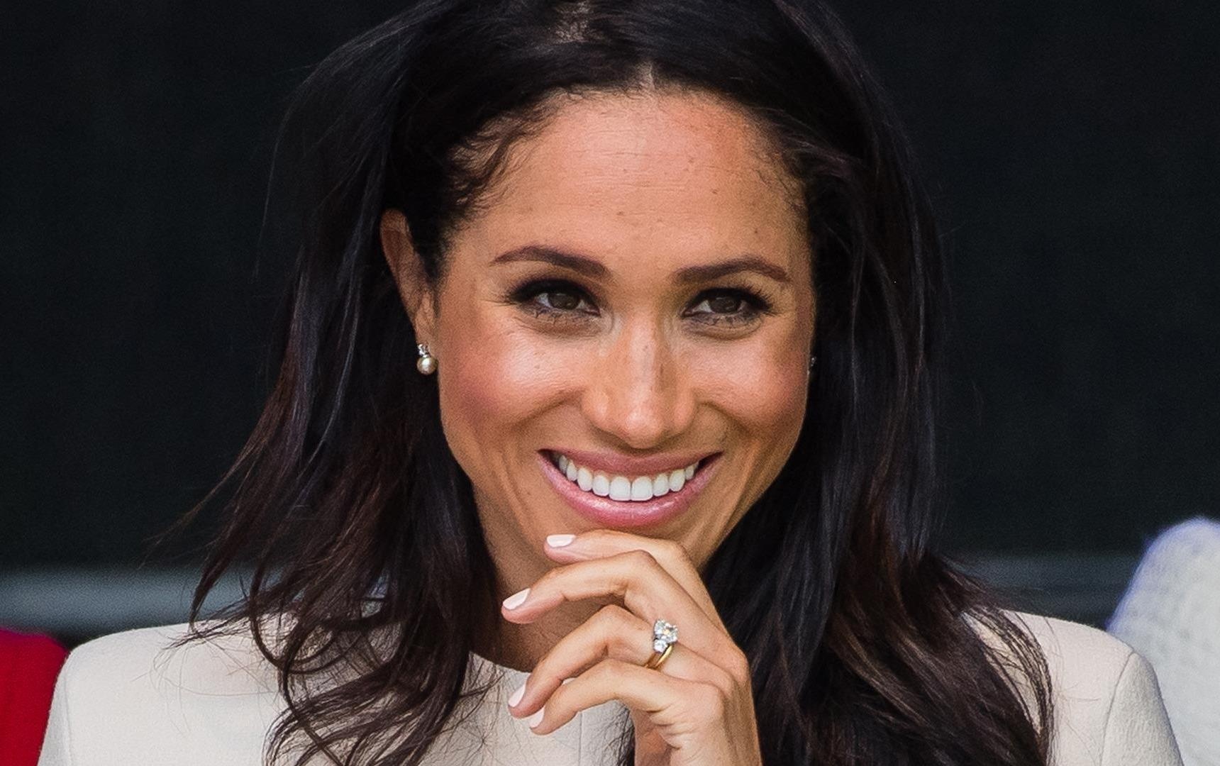 Lat tay bi kip trang diem 'than toc' cua Cong nuong Meghan Markle hinh anh