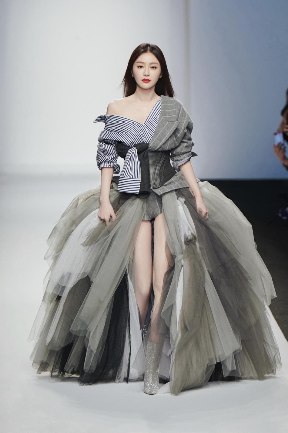 Phú sát hoàn hậu đi catwalk  ảnh 2 Phu sat hoan hau di catwalk anh 2