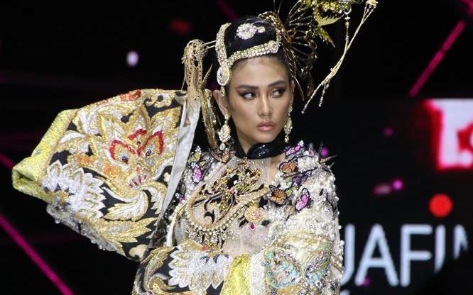 Vo Hoang Yen len tieng ve cu nga trong show dien thoi trang hinh anh