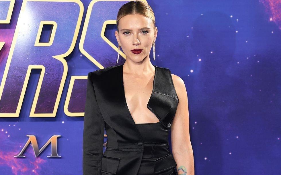 My nhan 'Avengers: Endgame' dien vest xe nguc goi cam hinh anh