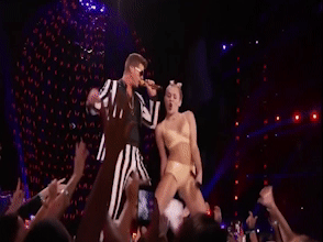 Man khoe than phan cam khien Miley Cyrus khong dam xem lai hinh anh