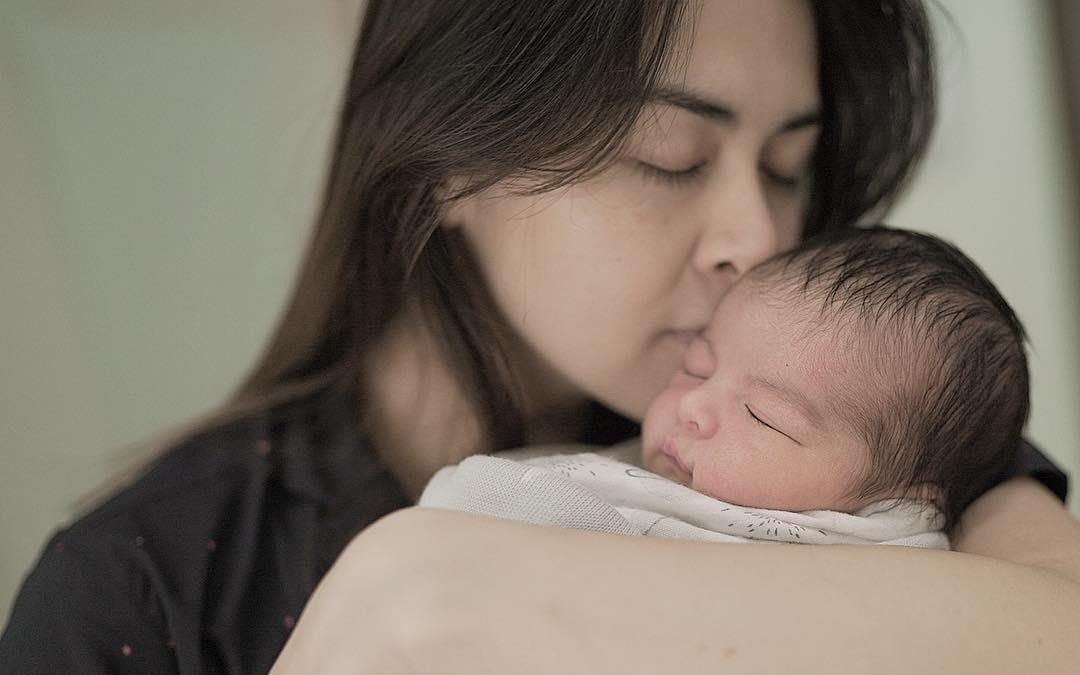 Con moi sinh cua 'my nhan dep nhat Philippines' xinh nhu thien than hinh anh